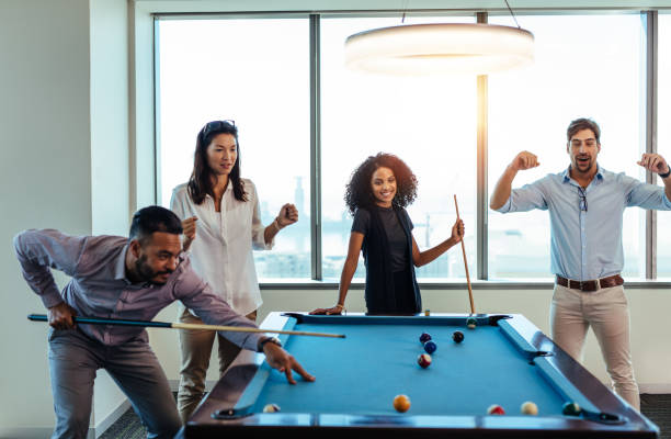 colleghi d'affari che si prendono una pausa dal lavoro. - pool game foto e immagini stock