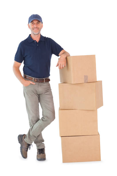 hombre feliz entrega apoyado en la pila de cajas de cartón - box men holding isolated fotografías e imágenes de stock