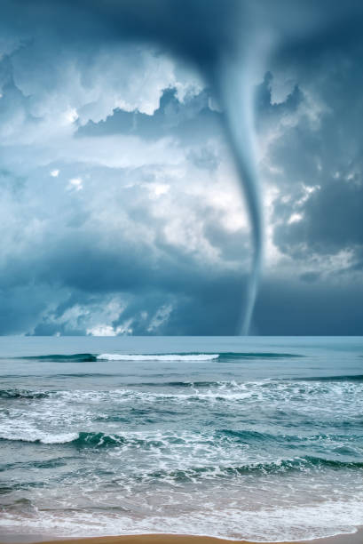 potente twister tornado - occhio del ciclone foto e immagini stock