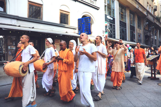 hare-krishna-bewegung mitglieder am budapester straße - international society for krishna consciousness stock-fotos und bilder