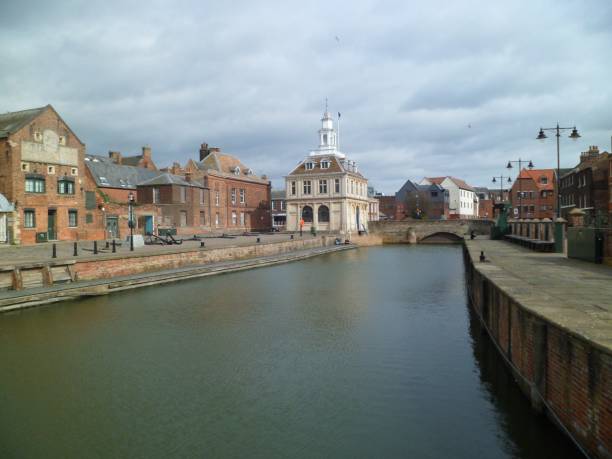 historic waterfront & customs house - king's lynn - the purfleet imagens e fotografias de stock