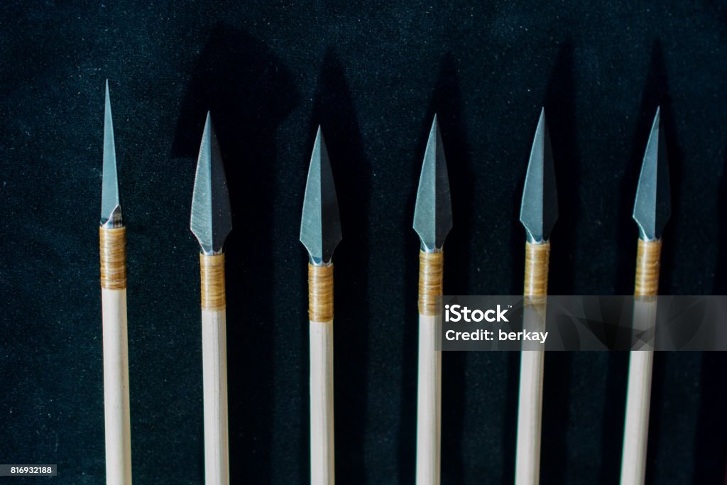 Flechas de madera vieja del viejo estilo - Foto de stock de Ballesta libre de derechos