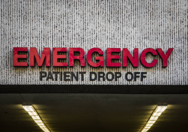 istock Hospital ER Drop Off Sign 816954568
