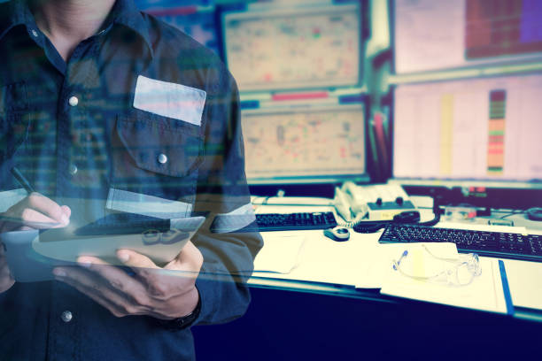 double exposition de l’homme ingénieur ou technicien en chemise de travail travaillant avec pastilles dans la salle de contrôle de la plate-forme pétrolière et gazière ou plante industrielle pour la notion de processus, les entreprises et l’industrie moniteur. - telephone network control room photos et images de collection