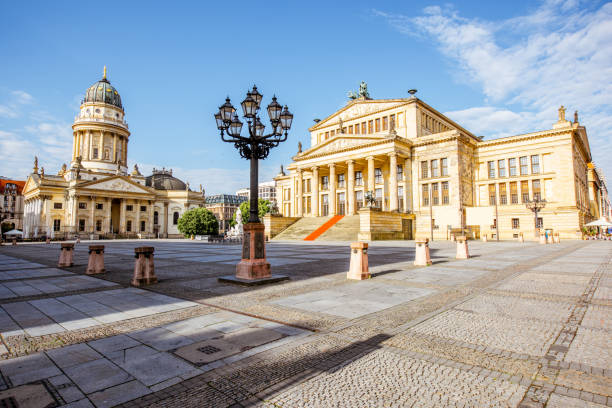 widok na berlin - berlin germany gendarmenmarkt schauspielhaus germany zdjęcia i obrazy z banku zdjęć