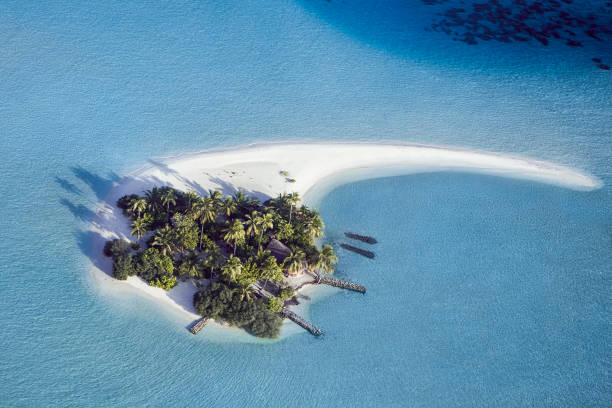 bellissima isola di sabbia bianca maldiviana, vista dall'alto. - foto stock