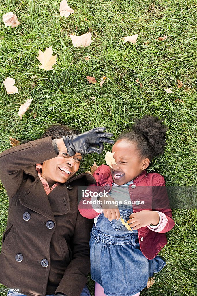 a avó Cócegas sua granddaughters o nariz com uma folha - Royalty-free Folha Foto de stock