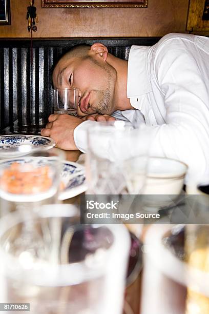 Drunken Japanese Man Sleeping 술 취한에 대한 스톡 사진 및 기타 이미지 - 술 취한, 그루터기-얼굴부위 털, 남자