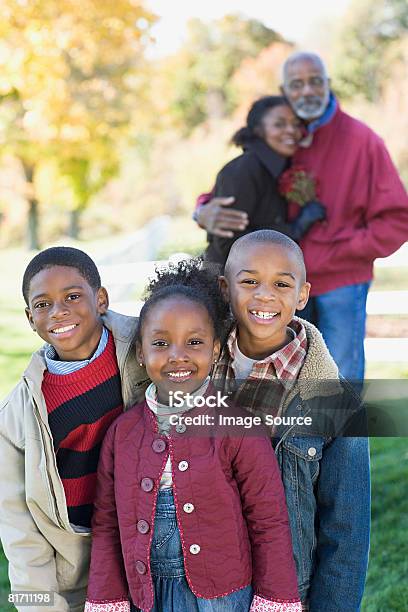 Retrato De Avós E Seus Netos - Fotografias de stock e mais imagens de Ao Ar Livre - Ao Ar Livre, Família de várias gerações, Outono