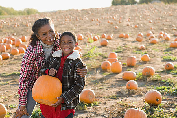 портрет бабушка и внук - pumpkin patch стоковые фото и изображения