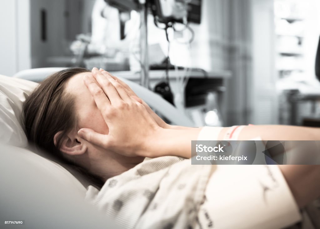 Hizo hincapié en paciente joven en el hospital - Foto de stock de Hospital libre de derechos