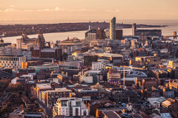 liverpool stadt luftbild panoramaansicht während des sonnenuntergangs - england cathedral church architecture stock-fotos und bilder