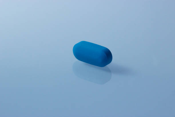 istock Silhouette of blue and green pills 817156972