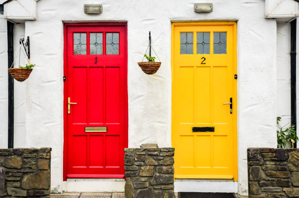 puerta de color roja y amarilla - house numbering fotografías e imágenes de stock