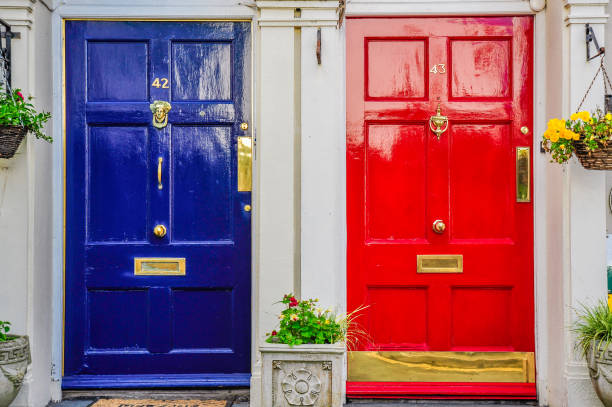 赤と青のドア - republic of ireland irish culture cottage door ストックフォトと画像