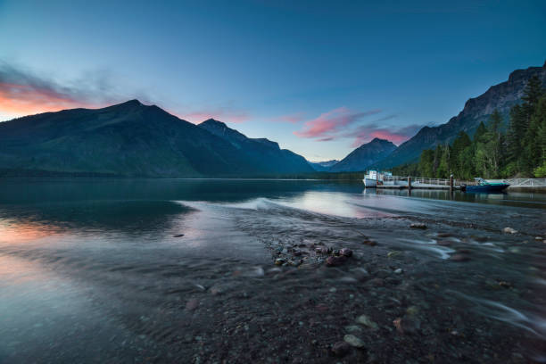 sunset at mcdonald lake - montana mountain mcdonald lake us glacier national park imagens e fotografias de stock