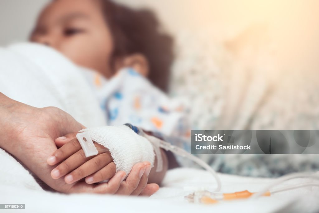 Hand, die Hand des Kindes, die IV-Lösung in das Krankenhaus mit Liebe und Sorgfalt haben Mutter - Lizenzfrei Kind Stock-Foto