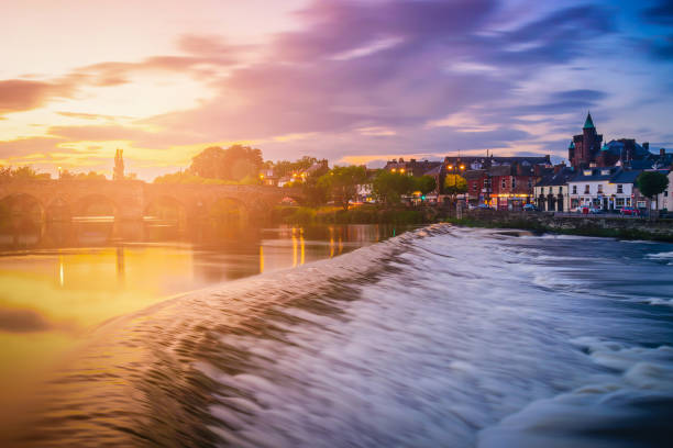 река ниц и старый мост на закате в дамфрисе, шотландия, великобритания. - dumfries стоковые фото и изображения