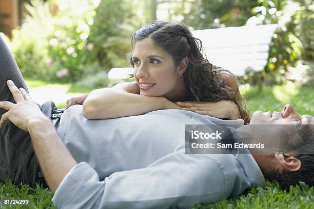 커플입니다 야외 잔디 함께 미소 라잉 On 2명에 대한 스톡 사진 및 기타 이미지 - 2명, 30-34세, 30-39세