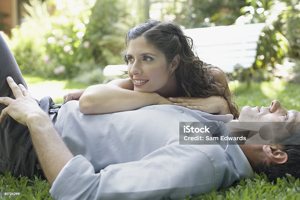 Casal deitado na grama ao ar livre juntos " - Foto de stock de 30 Anos royalty-free