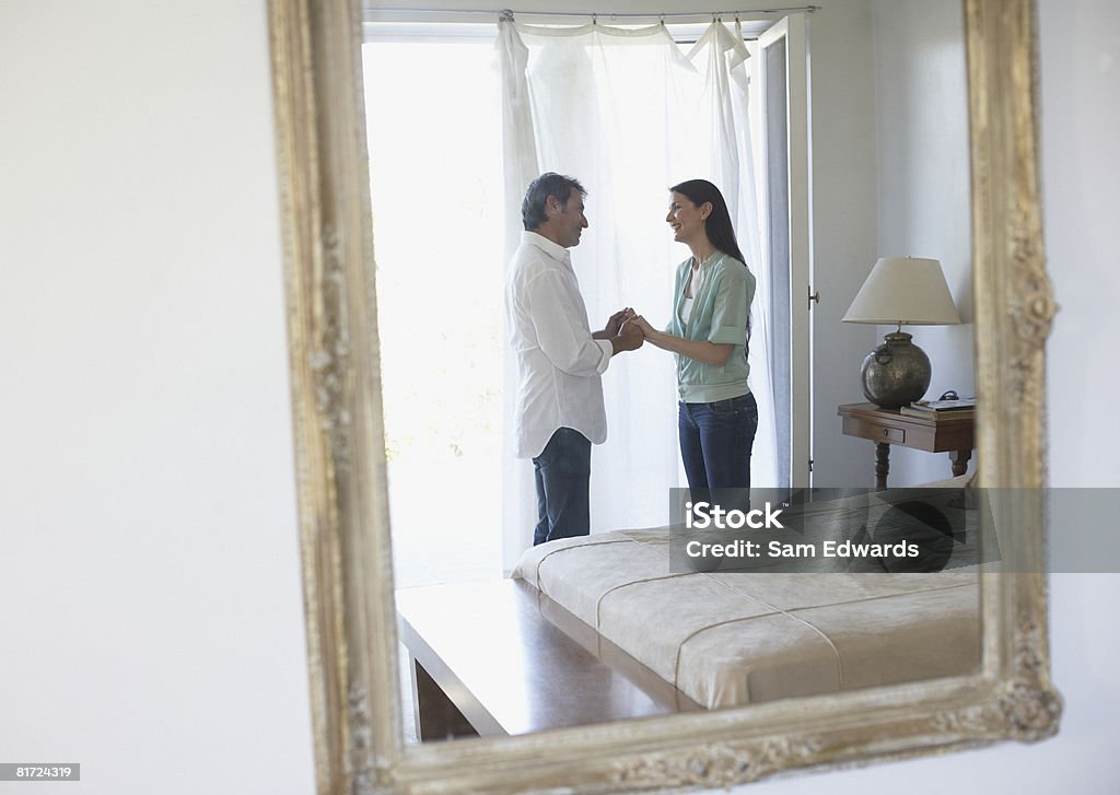 Spiegel reflektieren ein paar in Ihrem Schlafzimmer holding - Lizenzfrei 35-39 Jahre Stock-Foto