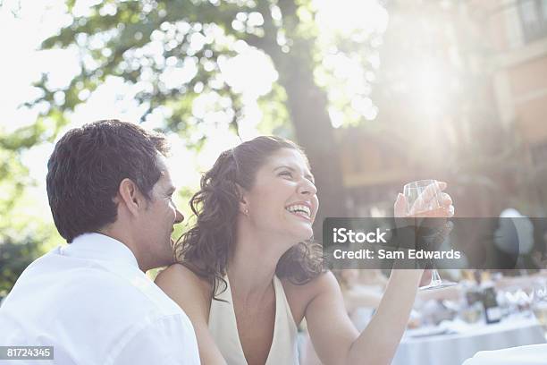 カップルでの屋外パーティに白ワイン笑う - フォーマルウェアのストックフォトや画像を多数ご用意 - フォーマルウェア, 恋に落ちる, 2人