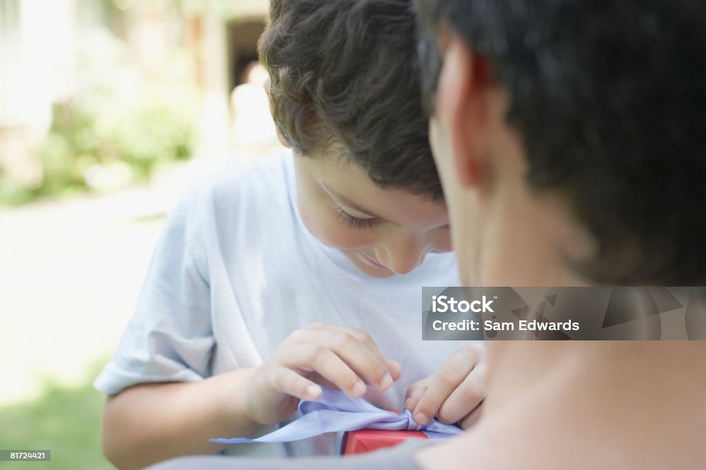 Uomo e giovane ragazzo all'aperto di coprire gli occhi e - Foto stock royalty-free di 4-5 anni