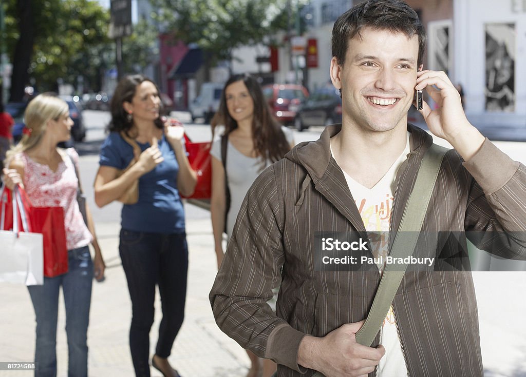 Mann mit Handy und Lächeln - Lizenzfrei 25-29 Jahre Stock-Foto