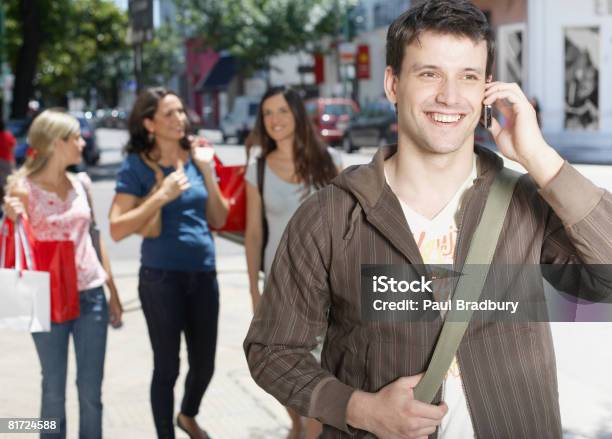 Foto de Homem Ao Ar Livre Usando Telefone Celular E Sorrindo e mais fotos de stock de 20 Anos