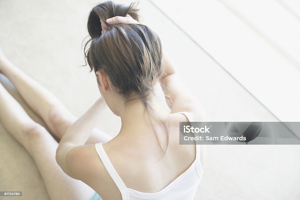 Frau sitzen auf dem Boden Im Innenbereich setzen Haar bis - Lizenzfrei Ansicht aus erhöhter Perspektive Stock-Foto