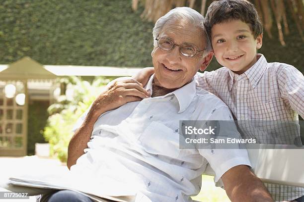 Outdoor Uomo Anziano Seduto Sulla Panchina Con Giovane Ragazzo - Fotografie stock e altre immagini di Etnia latino-americana