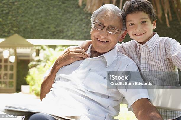 Senior Man 屋外でベンチに座っている若い男の子 - ラテンアメリカ人およびラテン系アメリカ人のストックフォトや画像を多数ご用意 - ラテンアメリカ人およびラテン系アメリカ人, 祖父, 2人