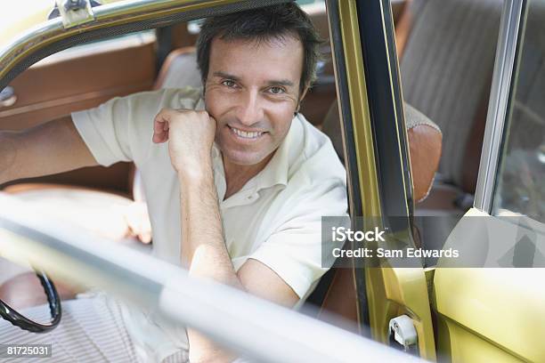 Foto de Homem Sentando No Assento Do Motorista Do Carro e mais fotos de stock de 40-49 anos - 40-49 anos, 45-49 anos, A caminho