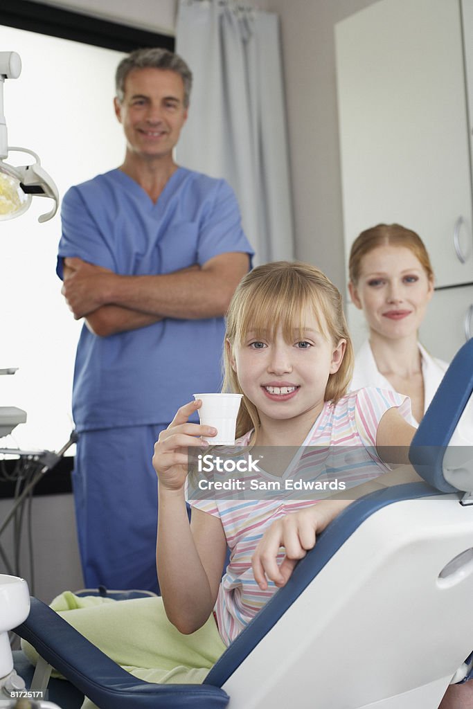 Dentista y asistente en examen dental con sonriente yo - Foto de stock de Dentista libre de derechos