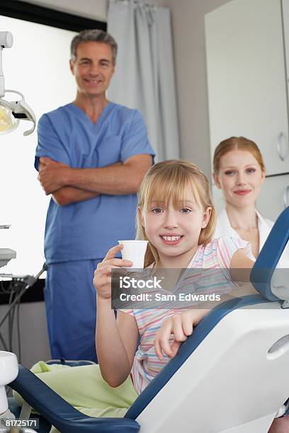 Dentista Y Asistente En Examen Dental Con Sonriente Yo Foto de stock y más banco de imágenes de Dentista