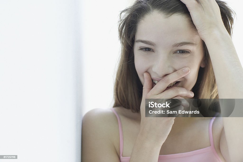 女性の壁に壁と笑う - 18歳から19歳のロイヤリティフリーストックフォト