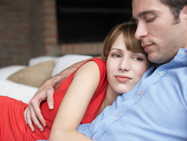 커플입니다 편안한 거실용 있는 남자 슬리핑 - men women contemplation sleeping 뉴스 사진 이미지