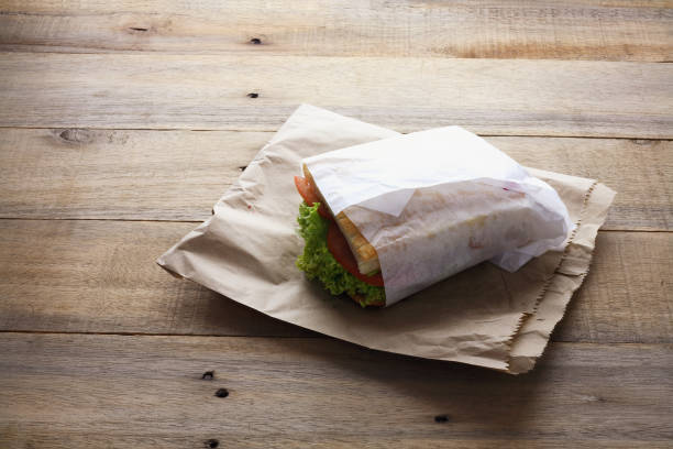куриный сэндвич - wrap бутерброд стоковые фото и изображения