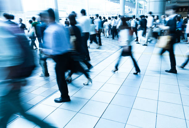 multitudes de viajeros caminando por paseo peatonal afanosamente - distrito de shinagawa fotografías e imágenes de stock