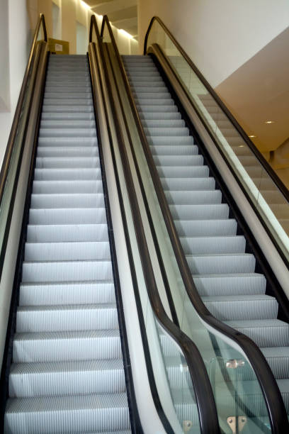에스컬레이터 - elevator escalator footpath airport 뉴스 사진 이미지