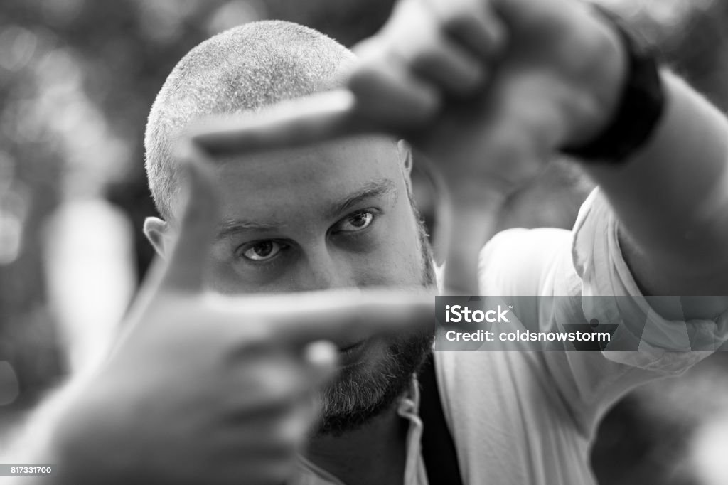 Junge männliche Fotografen umrahmen einen Schuss mit seinen Fingern - Lizenzfrei Filmregisseur Stock-Foto