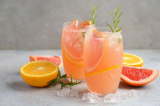 자 몽, 오렌지, 로즈마리와 상쾌한 감귤 칵테일 - grapefruit fruit freshness pink 뉴스 사진 이미지
