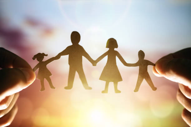 cadena de papel familia - holding hands child silhouette family fotografías e imágenes de stock