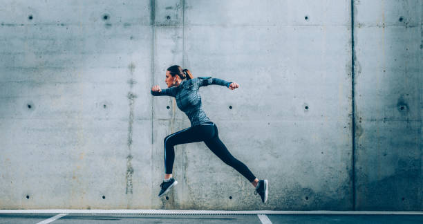 sportswoman - jumping women running vitality fotografías e imágenes de stock