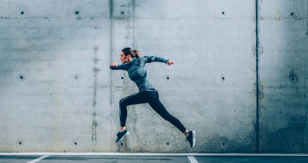 adeptes des activités - jumping women running vitality photos et images de collection