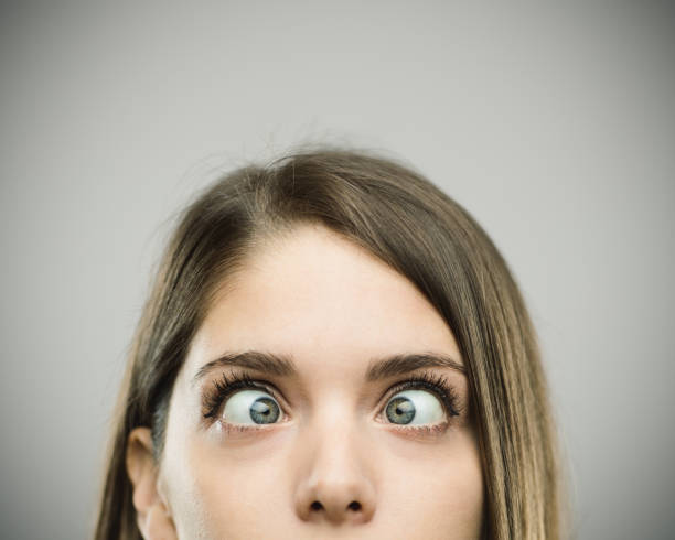 real joven con ojos bizcos - sneering grimacing women human face fotografías e imágenes de stock