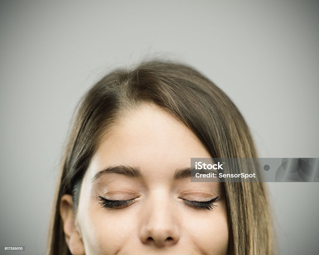 Wirklich glückliche junge Frau Studioportrait mit geschlossenen Augen - Lizenzfrei Menschliches Gesicht Stock-Foto
