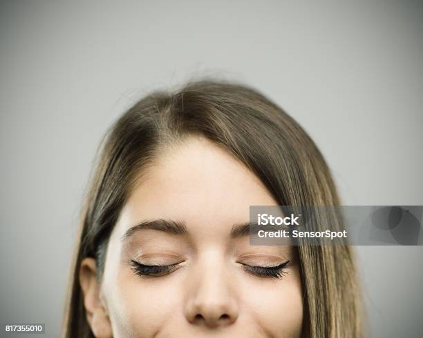 Wirklich Glückliche Junge Frau Studioportrait Mit Geschlossenen Augen Stockfoto und mehr Bilder von Menschliches Gesicht