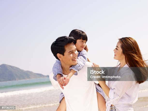 Feliz Familia Asiática Divirtiéndose En La Playa Foto de stock y más banco de imágenes de Familia - Familia, Etnias asiáticas e indias, Asia