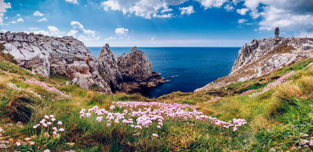 Panorama of Pointe du Pen-Hir with World War Two monument to the Bretons of Free France on the Crozon peninsula, Finistere department, Camaret-sur-Mer, Parc naturel regional d'Armorique. Brittany (Bretagne), France. panorama de la pointe du pen-hir con la segunda guerra mundial monumento a los bretones de francia libre en la península de crozon, departamento de finisterre, camaret-sur-mer, parque natural regional d ' armorique. bretaña (bretagne), francia.